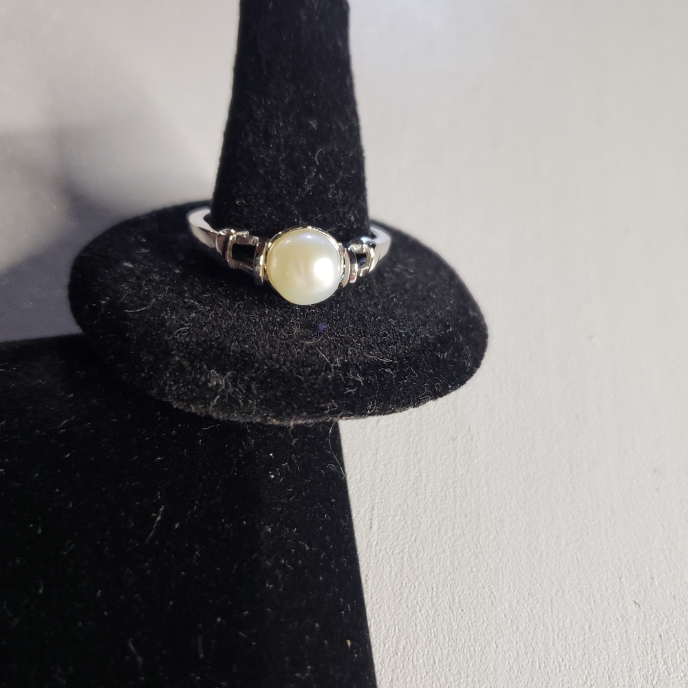 Vantel Pearls Elegant Silver Ring with Cream Pearl
